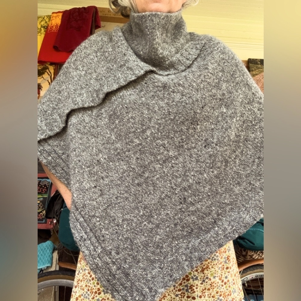Alpaca poncho cape beautiful grey gray hues, like new, not laundered womens Xl L